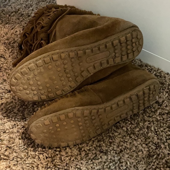 Minnetonka 2 Layer Fringe boot - Picture 4 of 8